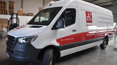 Mercedes Sprinter mit Kinast-Branding in der Produktionshalle
